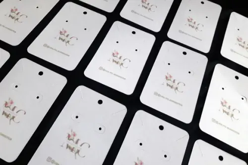 100 Tag P Brinco e Colar Branco Fundo Branco ou Clarinho C01