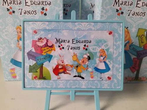 Porta Retrato Cavalete -alice no País das Maravilhas