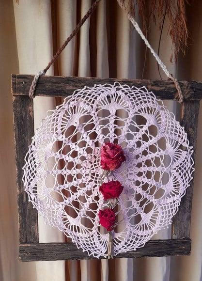 Quadro de Crochê com Flores Secas