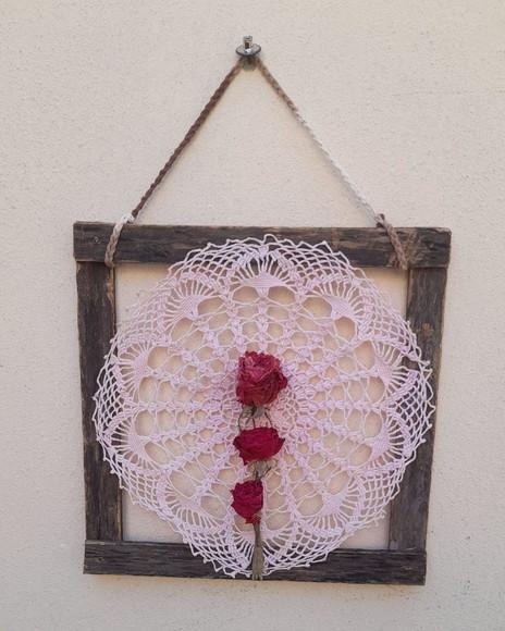 Quadro de Crochê com Flores Secas