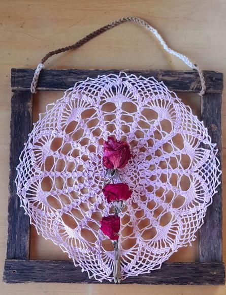 Quadro de Crochê com Flores Secas