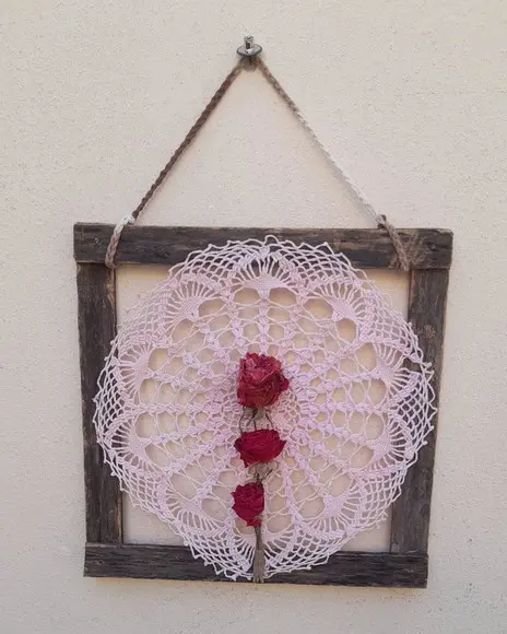 Quadro de Crochê com Flores Secas