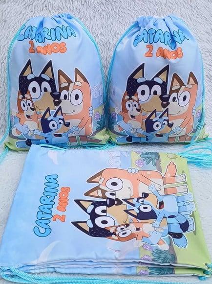Almofada Contorno 21cm + Mochila Saco Bluey
