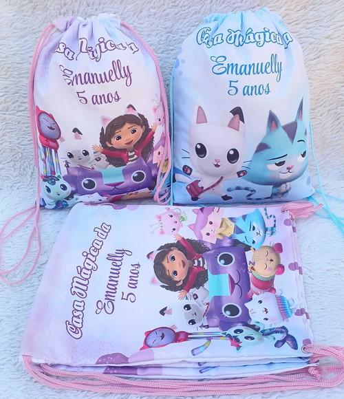 Almofada Contorno 21cm + Mochila Saco Casa Mágica da Gaby