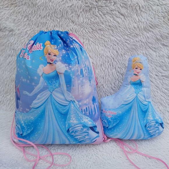 Almofada Contorno 21cm + Mochila Saco Cinderela