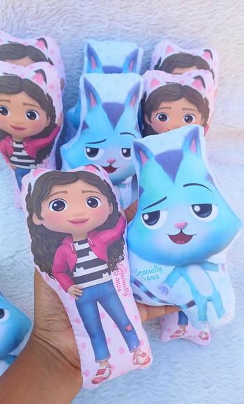 Almofada Contorno 21cm + Mochila Saco Casa Mágica da Gaby