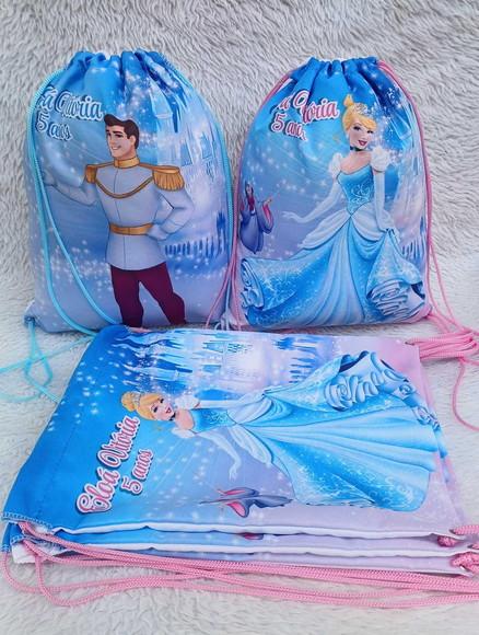 Almofada Contorno 21cm + Mochila Saco Cinderela
