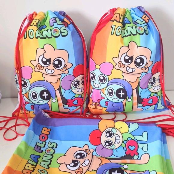Almofada Contorno 21cm + Mochila Saco Dandy World