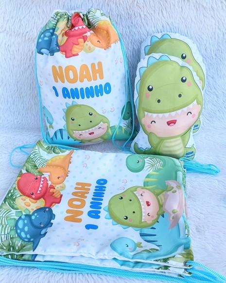 Almofada Contorno 21cm + Mochila Saco Dinossauro Baby