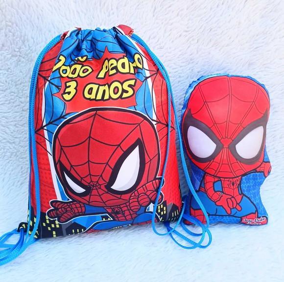 Almofada Contorno 21cm + Mochila Saco Homem Aranha