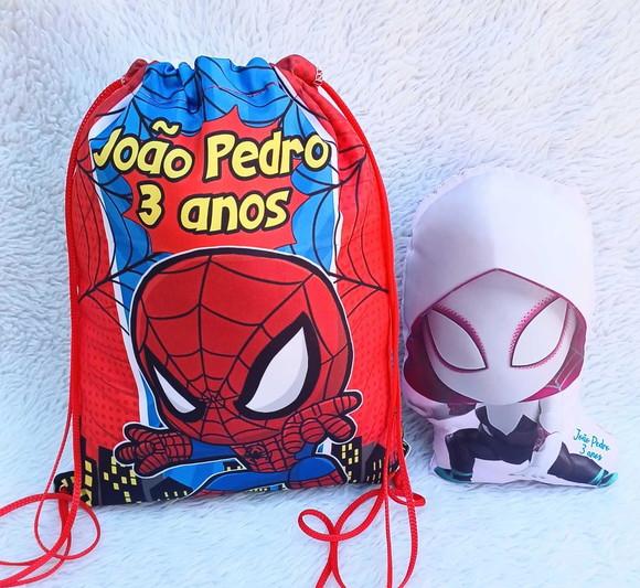 Almofada Contorno 21cm + Mochila Saco Homem Aranha