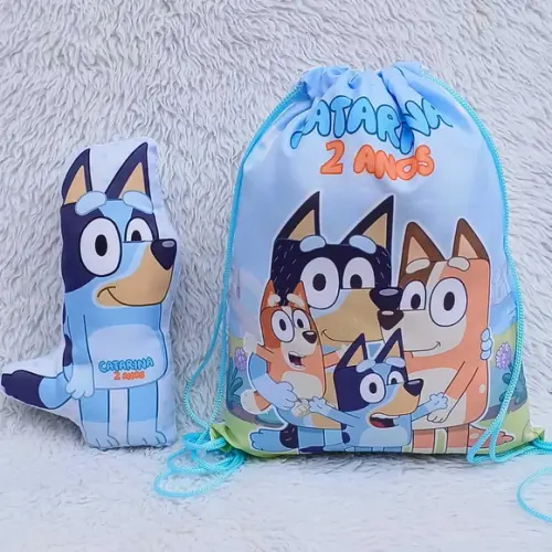 Almofada Contorno 21cm + Mochila Saco Bluey