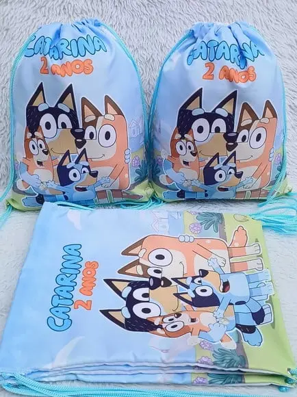 Almofada Contorno 21cm + Mochila Saco Bluey