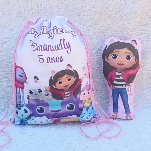 Almofada Contorno 21cm + Mochila Saco Casa Mágica da Gaby