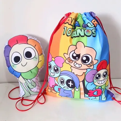 Almofada Contorno 21cm + Mochila Saco Dandy World