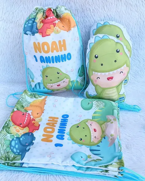 Almofada Contorno 21cm + Mochila Saco Dinossauro Baby