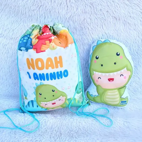 Almofada Contorno 21cm + Mochila Saco Dinossauro Baby