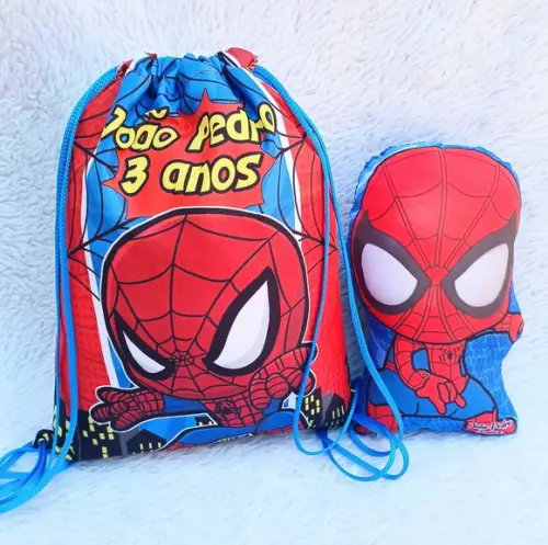 Almofada Contorno 21cm + Mochila Saco Homem Aranha