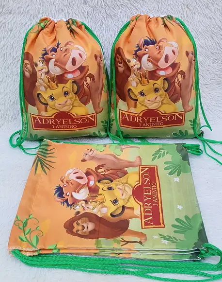 Almofada Contorno 21cm + Mochila Saco Rei Leão