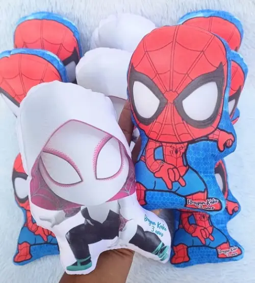 Almofada Contorno Homem Aranha 21cm