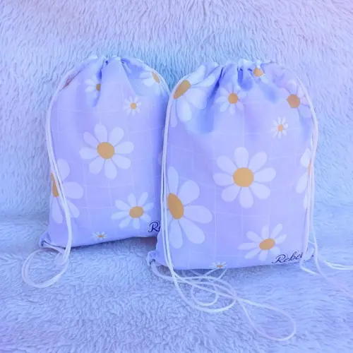 Mochila Saco Personalizada Flores Margaridas Fundo Lilás