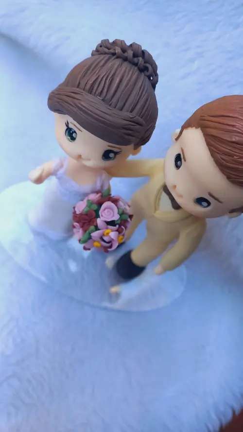 Topo de bolo biscuit noivinhos para casamento 1