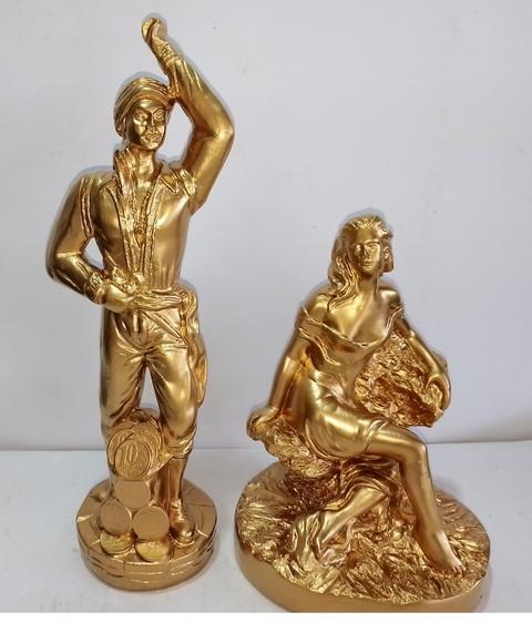 Casal de Ciganos do Ouro Cigana Sentada e Cigano Milionário