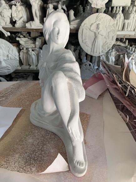 Deusa da Sedução Imagem Pomba Gira Cigana Sentada Gesso Cru