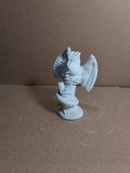 Dragão na Torre Escultura em Gesso Cru