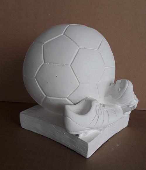 Escultura Bola com Chuteira para Pintar Cofre de Dinheiro