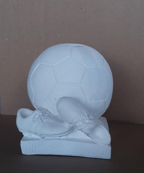 Escultura Bola com Chuteira para Pintar Cofre de Dinheiro