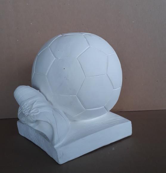 Escultura Bola com Chuteira para Pintar Cofre de Dinheiro