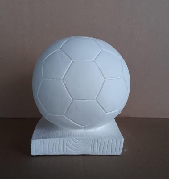 Escultura Bola com Chuteira para Pintar Cofre de Dinheiro