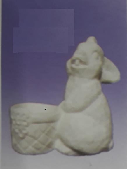 Escultura Coelho com Cesto no Chão para Pintar em Gesso Cru