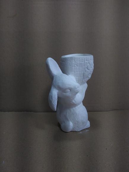 Escultura Coelho com Cesto para o Alto para Pintar