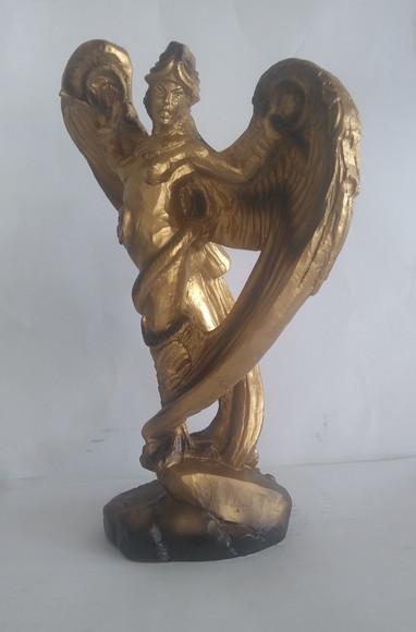 Escultura Deusa Lilith Imagem em Gesso 100% Dourada