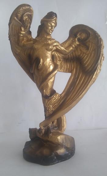 Escultura Deusa Lilith Imagem em Gesso 100% Dourada