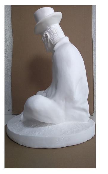 Escultura Exu Capa Preta Sentado com Cartola em Gesso Cru