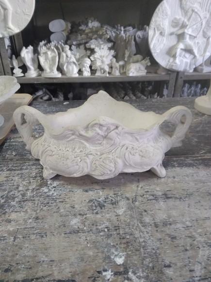 Escultura Floreira Grega Cesta de Mesa Linda com Vão no Meio