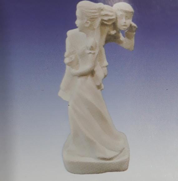 Escultura Noivo Carregado no Ombro em Gesso Cru para Pintar