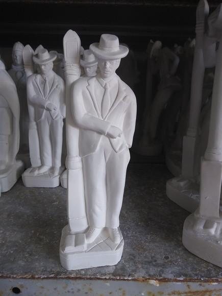 Escultura Zé Pelintra no Poste Imagem Malandro em Gesso Cru