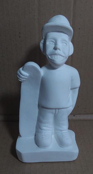 Esqueitista Imagem Menino com Skate em Gesso Cru