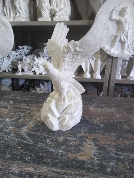 Imagem Águia Escultura em Gesso Cru para Pintar