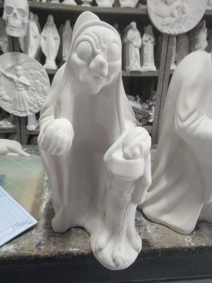 Imagem Bruxa Grande Escultura da Bruxa com Maça em Gesso Cru