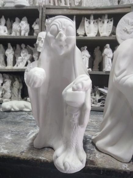 Imagem Bruxa Grande Escultura da Bruxa com Maça em Gesso Cru