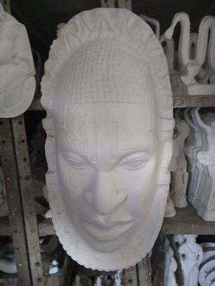 Imagem Mascara de Ogum Escultura Grande em Gesso Cru
