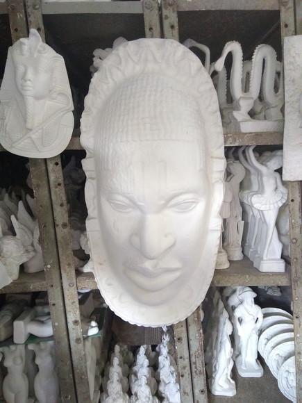 Imagem Mascara de Ogum Escultura Grande em Gesso Cru