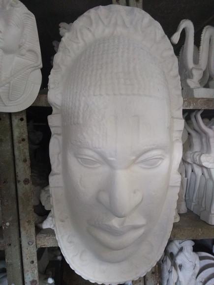 Imagem Mascara de Ogum Escultura Grande em Gesso Cru
