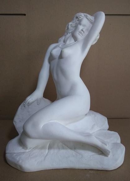 Imagem Mulher Sentada na Pedra Pomba Gira Cabocla Rainha