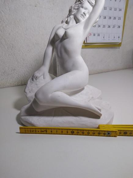 Imagem Mulher Sentada na Pedra Pomba Gira Cabocla Rainha